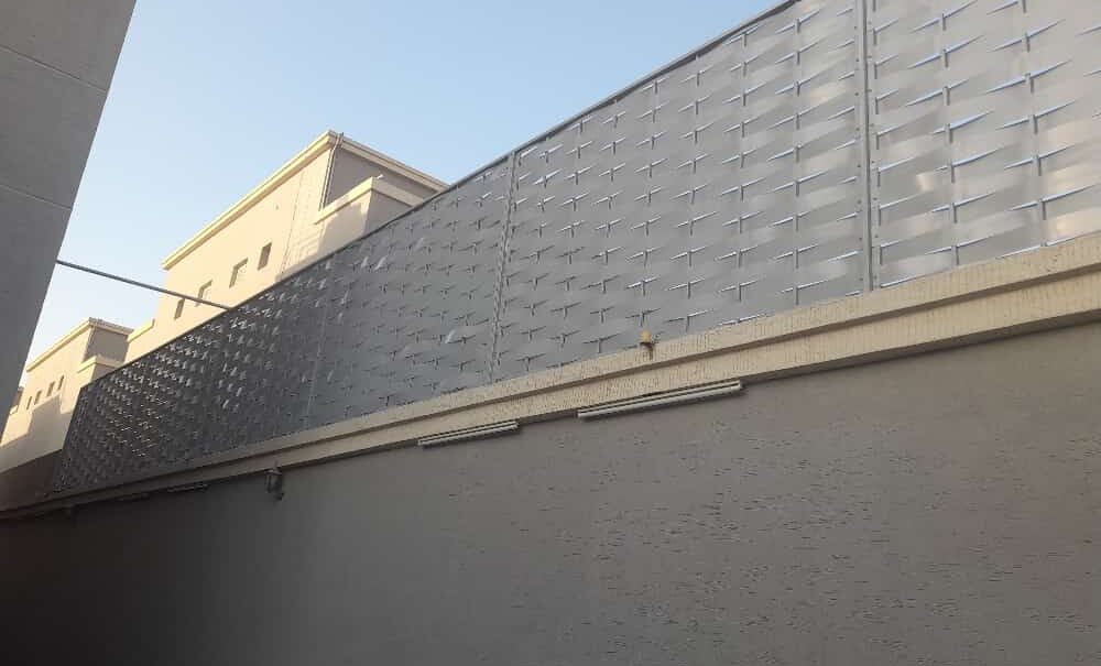 سواتر حديد في حي الشفاء الرياض