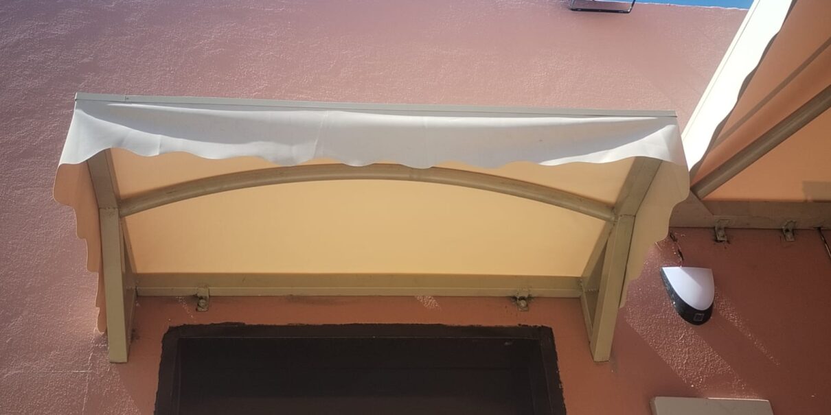 مظلات فوق الباب بالرياض