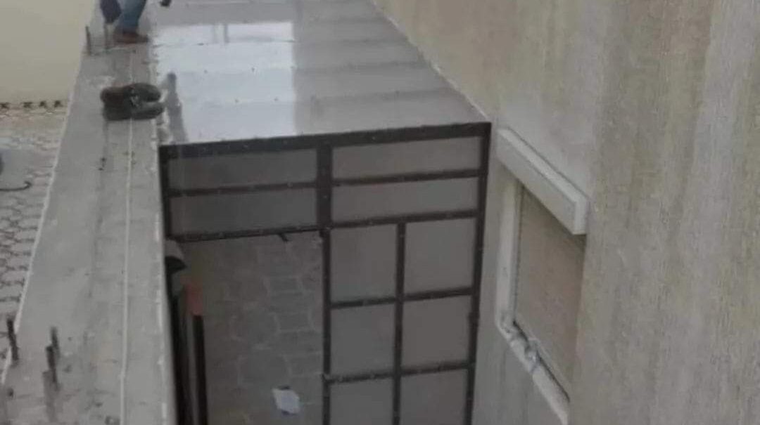 مستودع حديد خلف المباني