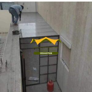 مستودع حديد خلف المباني