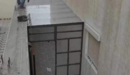 مستودع حديد خلف المباني